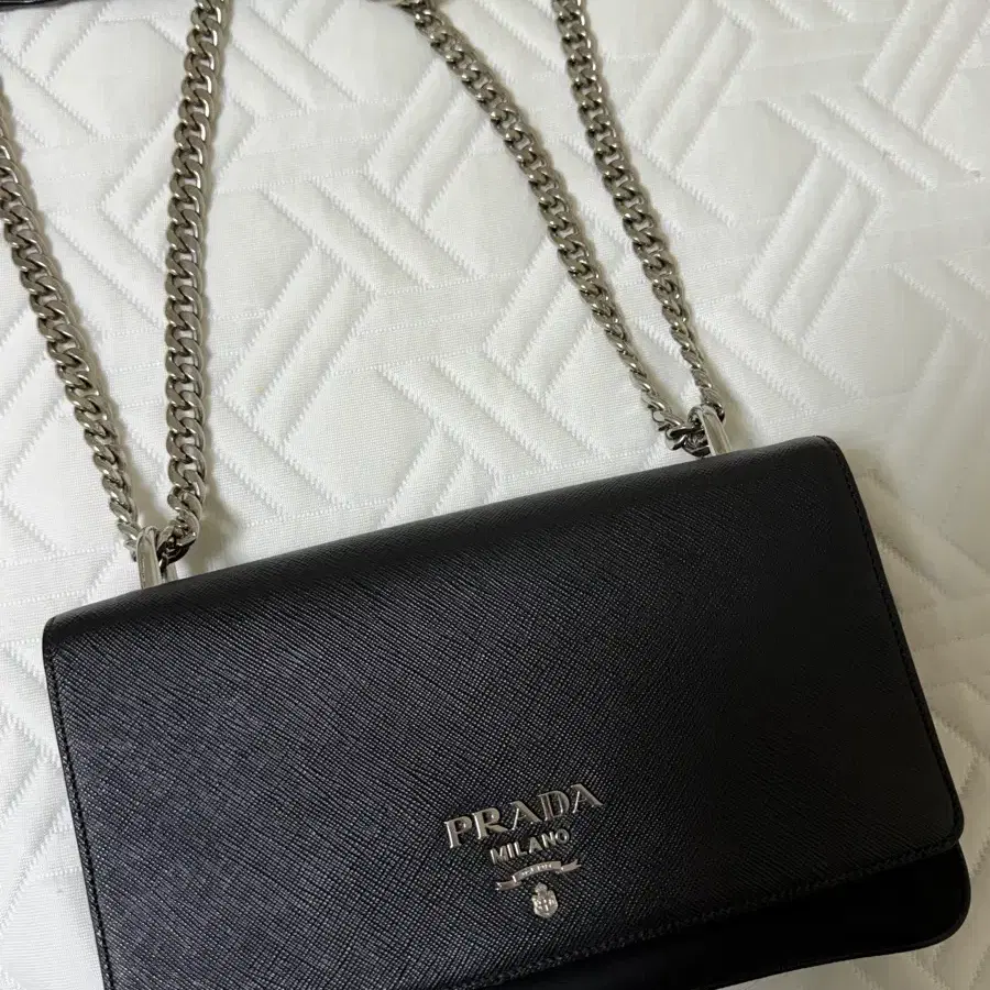 프라다 PATTINA 블랙 사피아노 체인 숄더백