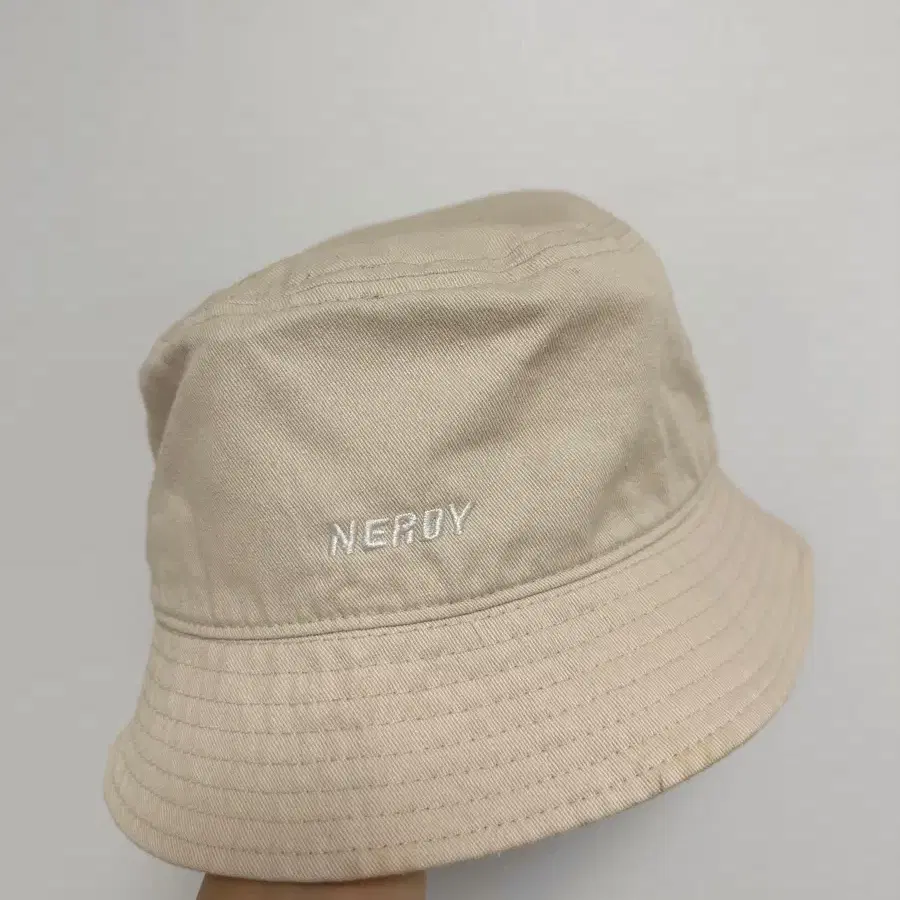 NERDY 버킷햇 베이지