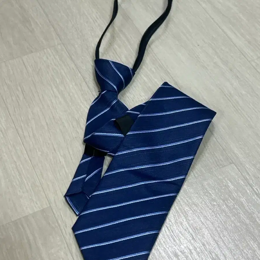 네이비 줄무늬 자동넥타이