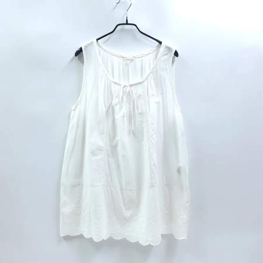 3CAN4ON 쓰리캔포온 코튼 스칼럽 아일렛레이스 리본 나시블라우스 C619