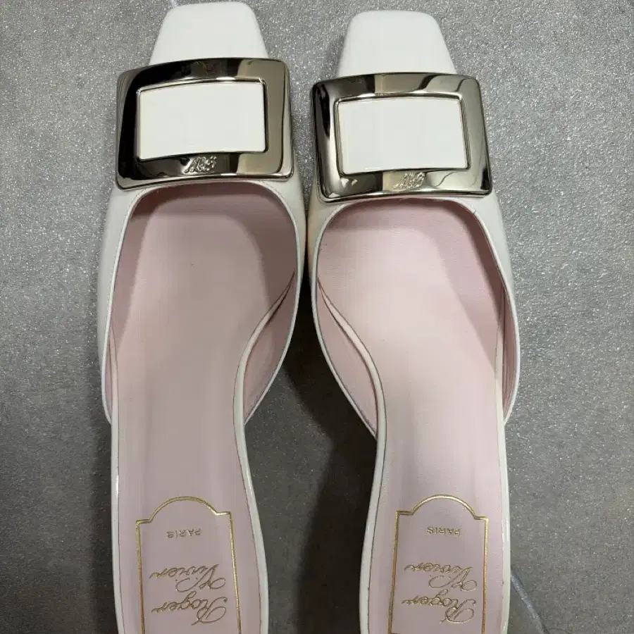로저비비에 슬링백 뮬 화이트