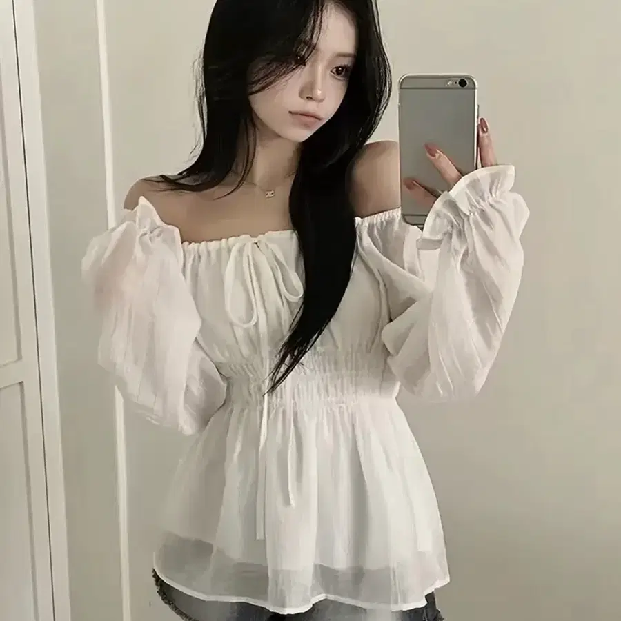오프숄더 프릴 블라우스 화이트