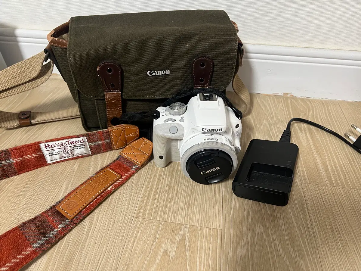 캐논 EOS M100 화이트 카메라 +40mm 팬케이크 렌즈 판매합니다.