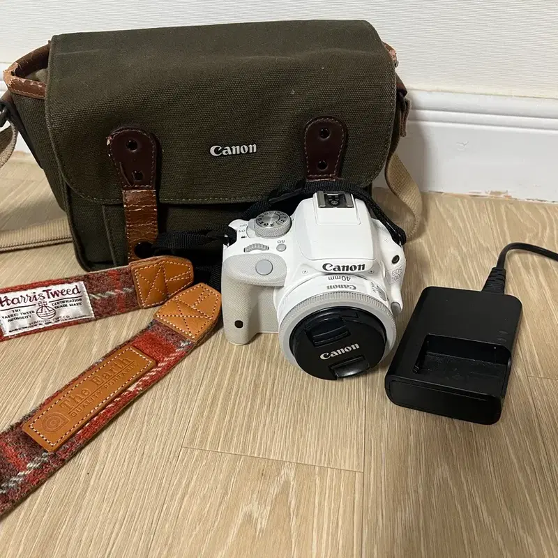 캐논 EOS M100 화이트 카메라 +40mm 팬케이크 렌즈 판매합니다.