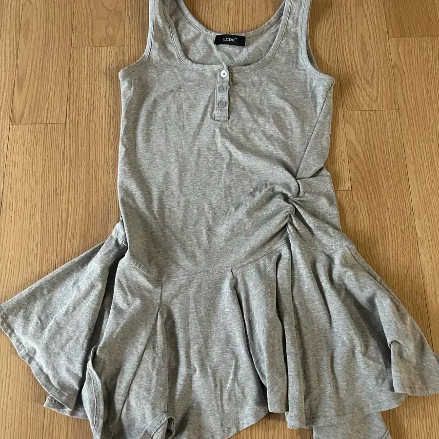 lcdc tm FRILL SLEEVELESS TOP (GREY)