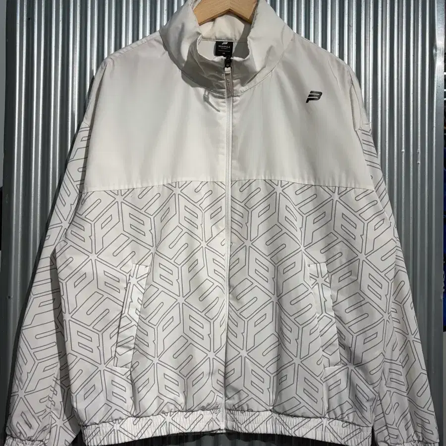 [105] 빈폴스포츠 BEANPOLE SPORT 로고 패턴 집업 바람막이 자켓 아이보리 4.5