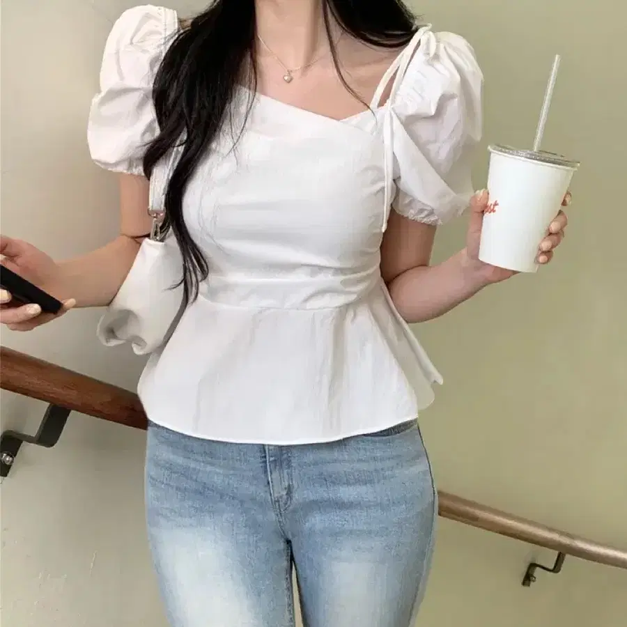 데이로제 새상품 퍼프 반팔 프릴 블라우스 블랙