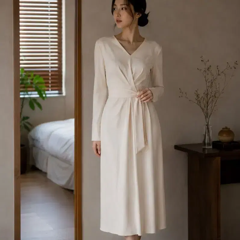 아이보리 드레이프 새시 미디 원피스