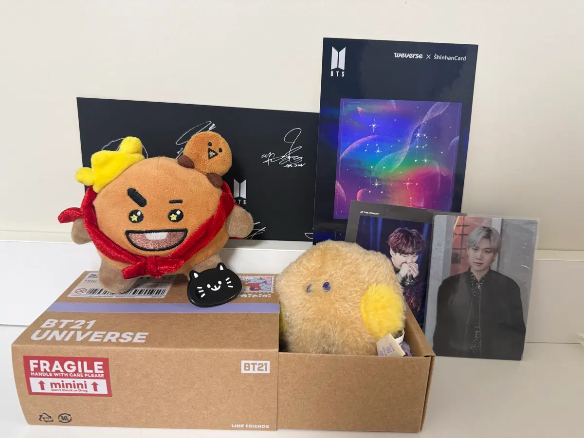 [일괄] BTS 슈가 & BT21 슈키 굿즈 세트 (인형/포카/엽서/자석/스티커)