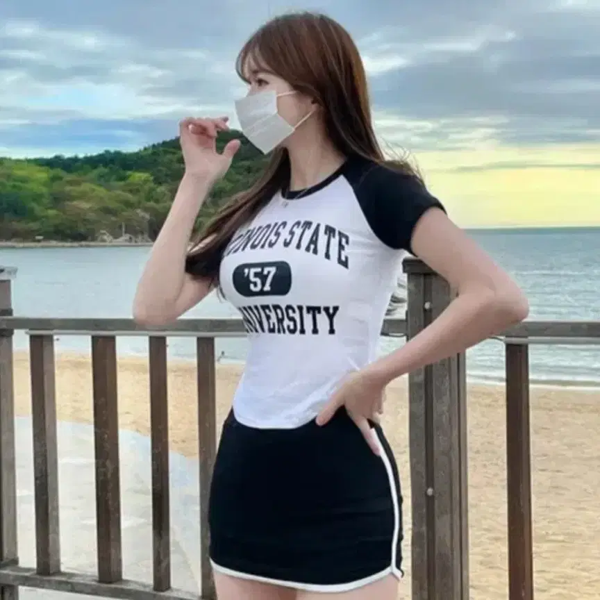 크롭 배색 반팔티 블랙 레터링 라운드 아이보리