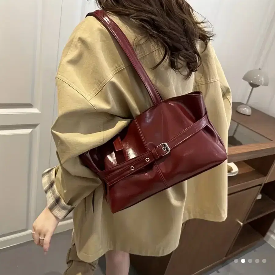빈티지 여성 숄더 토트백 버건디. 빈티지 여성 핸드백 신상 트렌디 패션 캐주얼 커뮤터 언 더암 백 니치 숄더 토트백, 모터사이클 스타일 숄더백, 직장 및 외출용 토트백