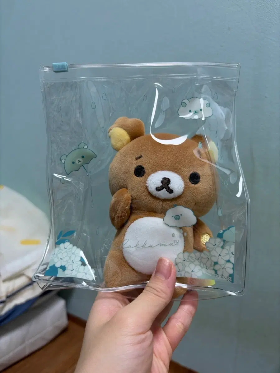 비오는 날 투명 파우치 리락쿠마 인형