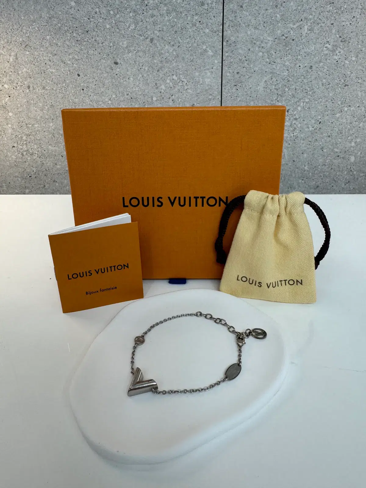 루이비통 에센셜 LV 팔찌 M63198 실버