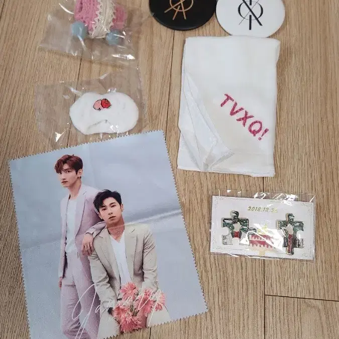 [공식/상태최상] 동방신기 15주년 뱃지 + TVXQ 거울/손수건/안경닦이/인형소품 일괄 세트