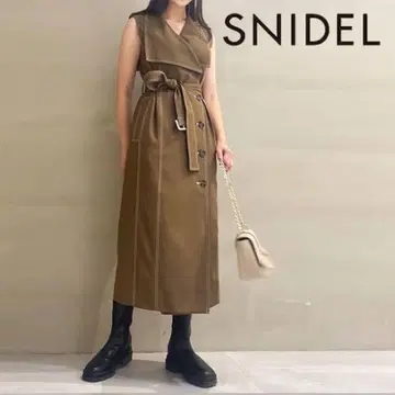 스나이델 트렌치 디테일 민소매 원피스