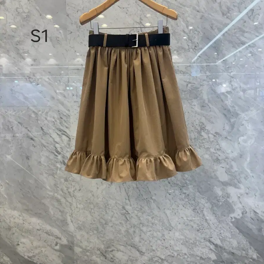 js뉴욕스타일신상 (벨트셋트)밴딩 셔링 프릴 플레어 베이지 치마s1