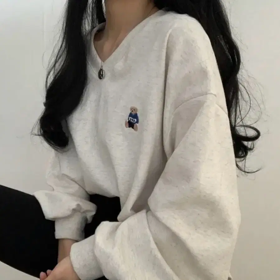 에이블리 베어 자수 귀여운 v넥 맨투맨