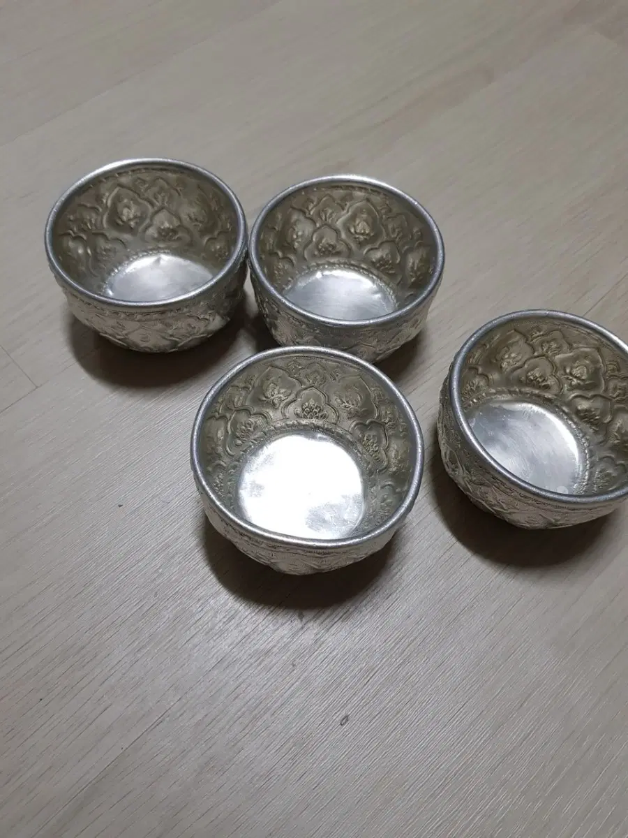은색 꽃무늬 컵 4개 세트