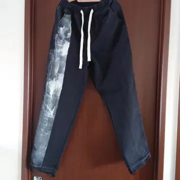 M.U.L. 블랙 데님 팬츠 화이트 페인트 1