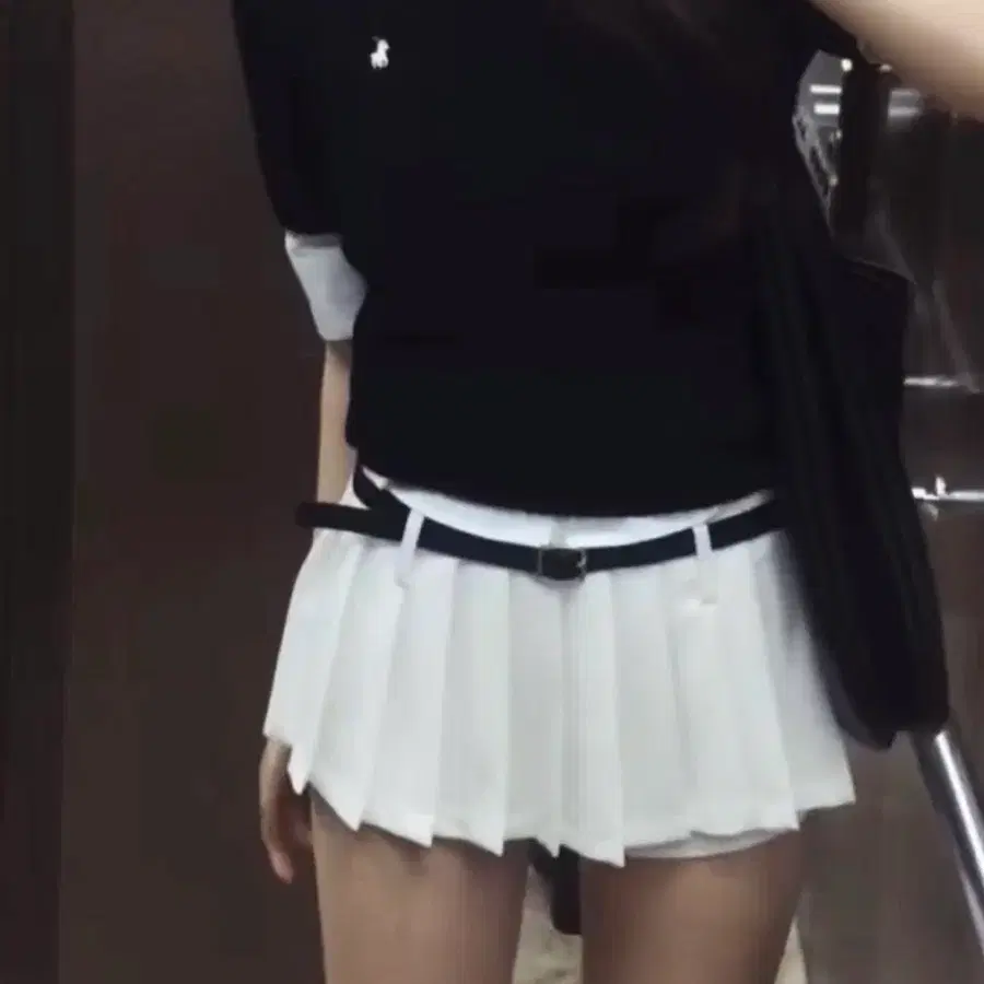 화이트 플리츠 미니스커트