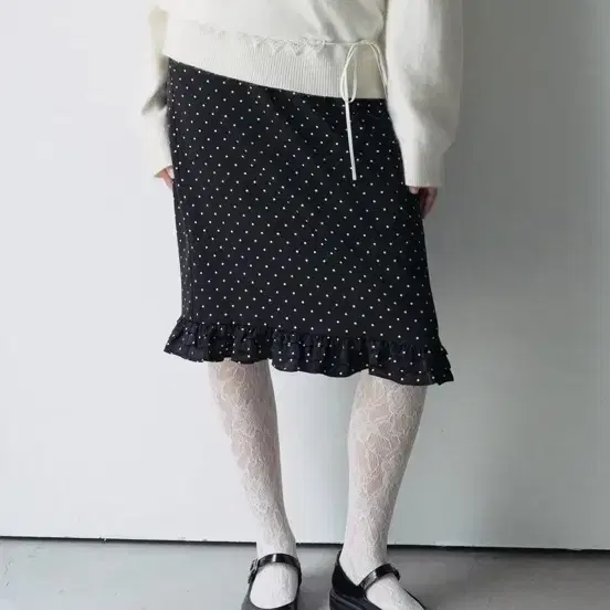 로라로라 DOT FRILL MIDI SKIRT BLACK