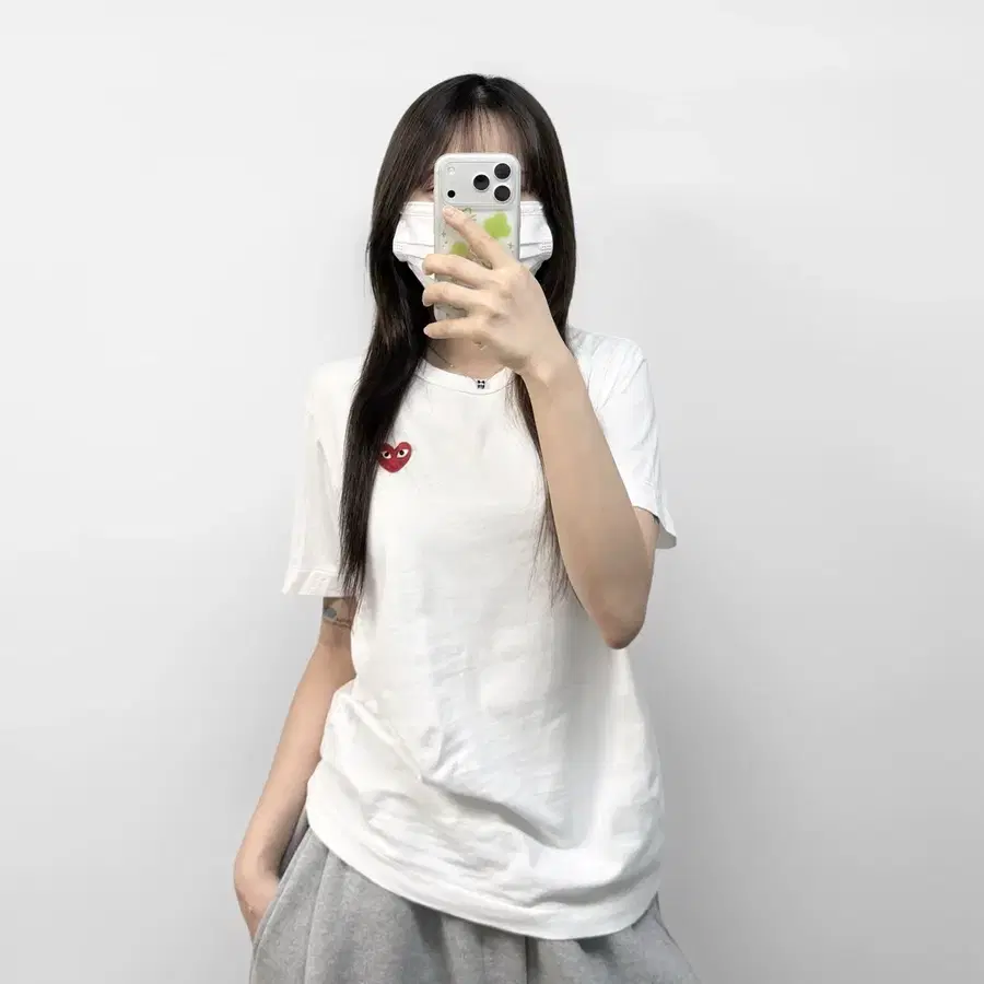 꼼데가르송 하트 와펜 반팔티 화이트