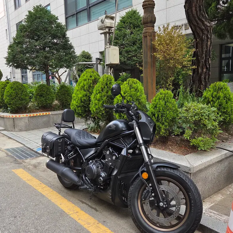 혼다 레블 500 24년식 75xxkm 팝니다.