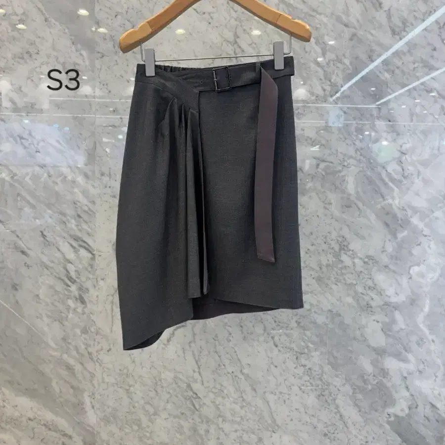 js뉴욕스타일신상 뒷밴딩 핀턱 스트랩 벨트 언발 그레이 치마