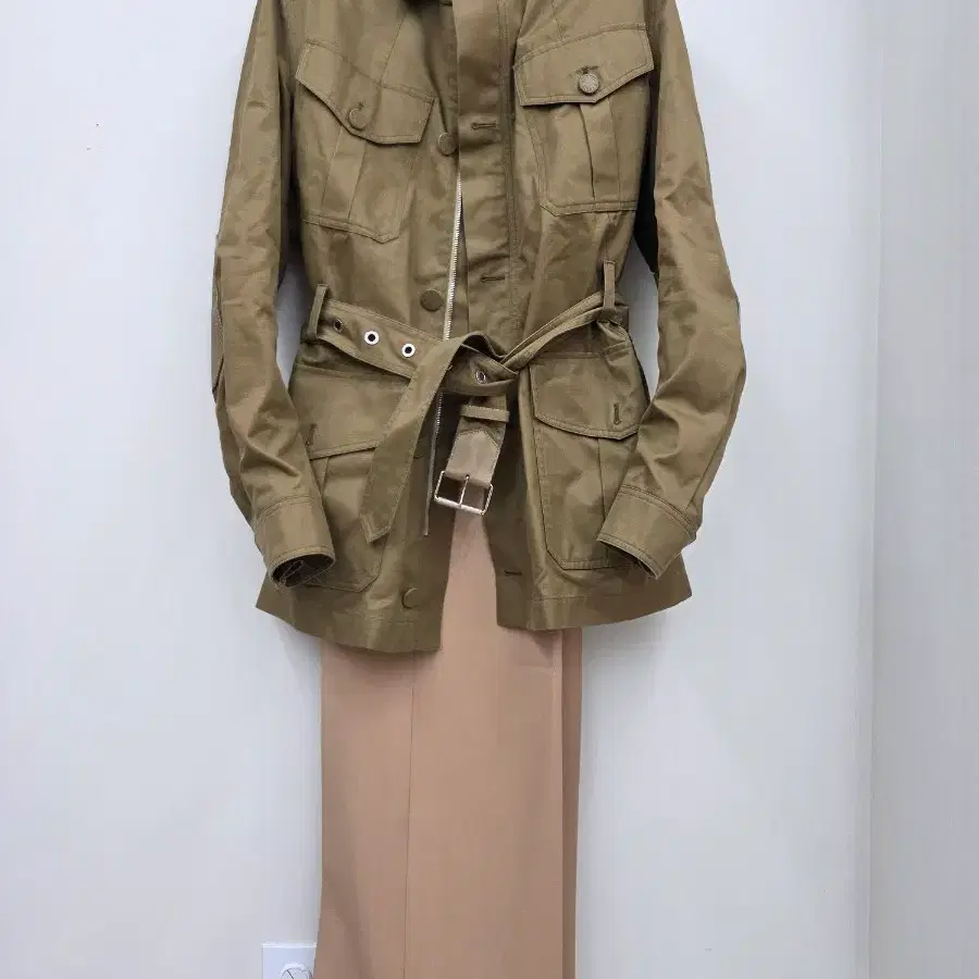 루이비통 카키색 벨티드 트렌치 자켓 발렌티노 팬츠 셋업