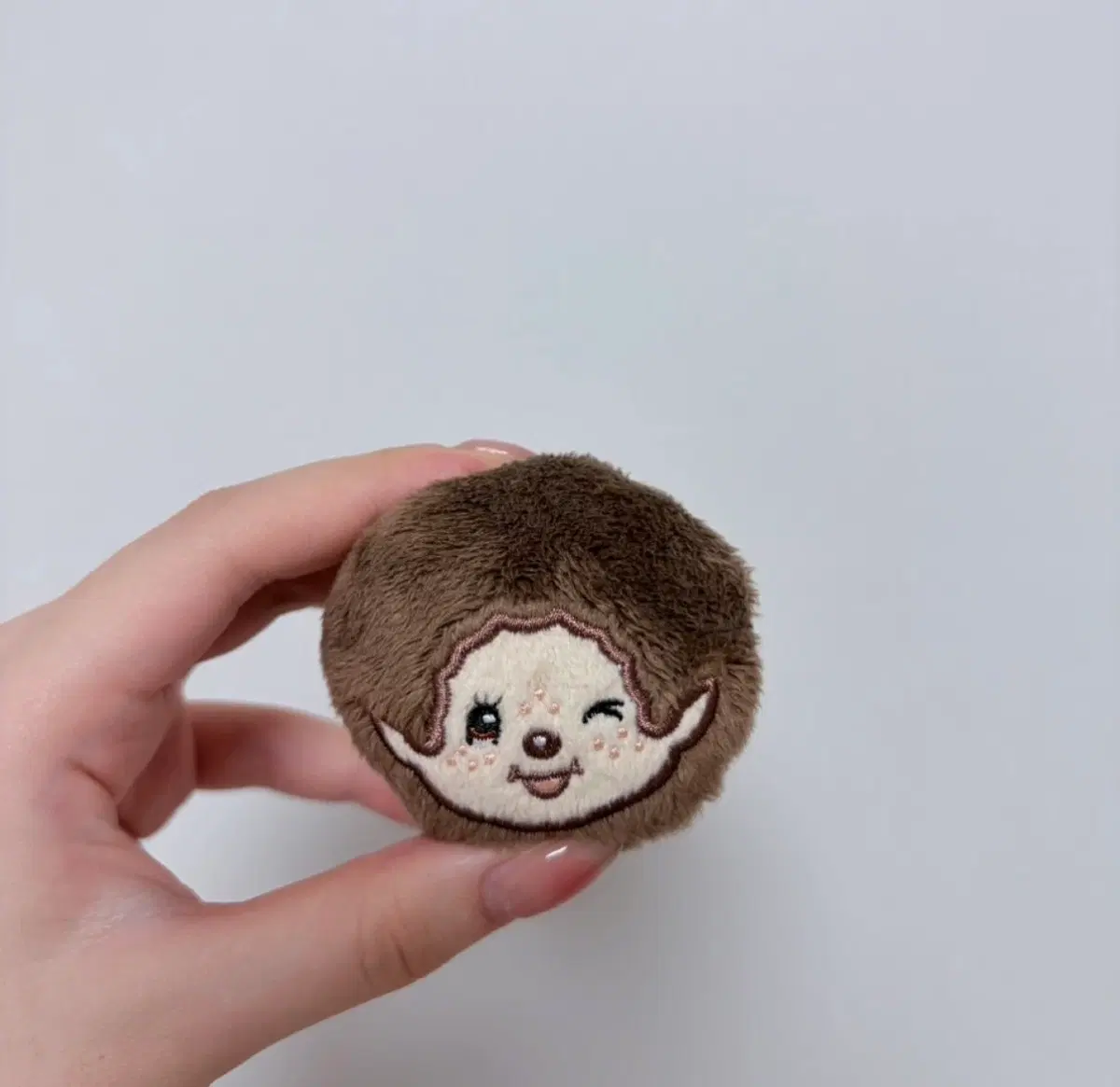 몽키치치 인형 갈색 뱃지
