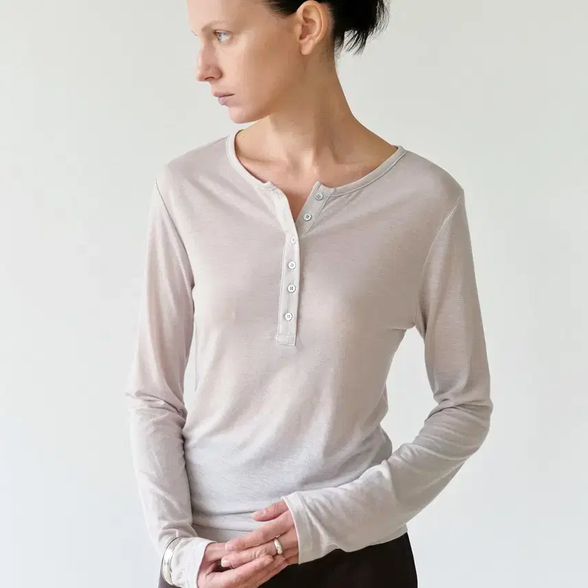 르에떼 le ete Henley Neck Long Sleeve in Dove