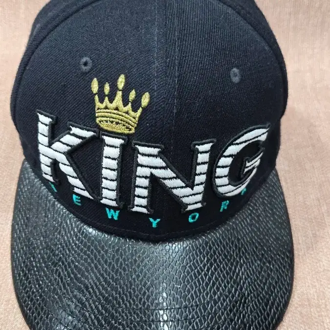 어반스웨거(URBAN SWAGGER) KING 자수 가죽챙 스냅백 모자