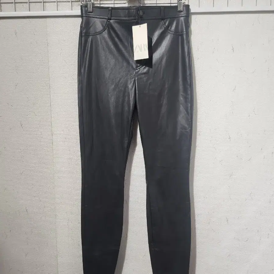 ZARA 블랙 레더 팬츠 EUR