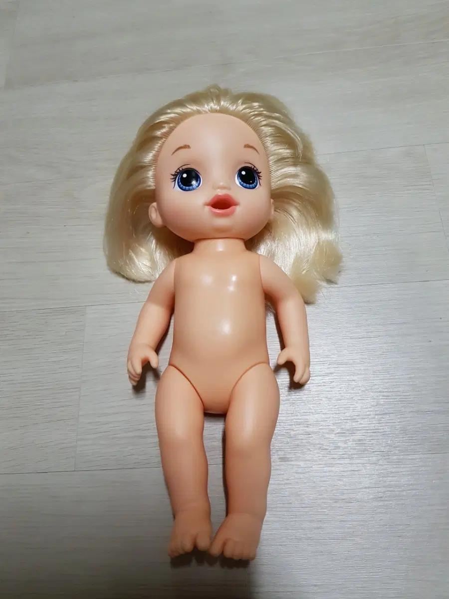 인형 금발 여아 인형