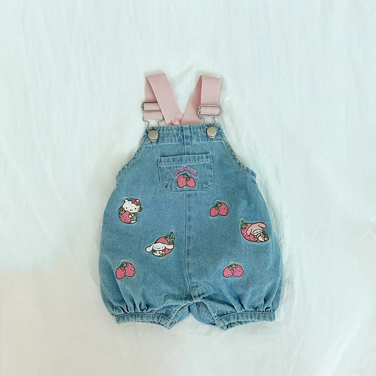 산리오 딸기 데님 멜빵 롬퍼