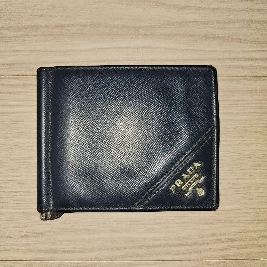 프라다 사피아노 머니클립 지갑 네이비