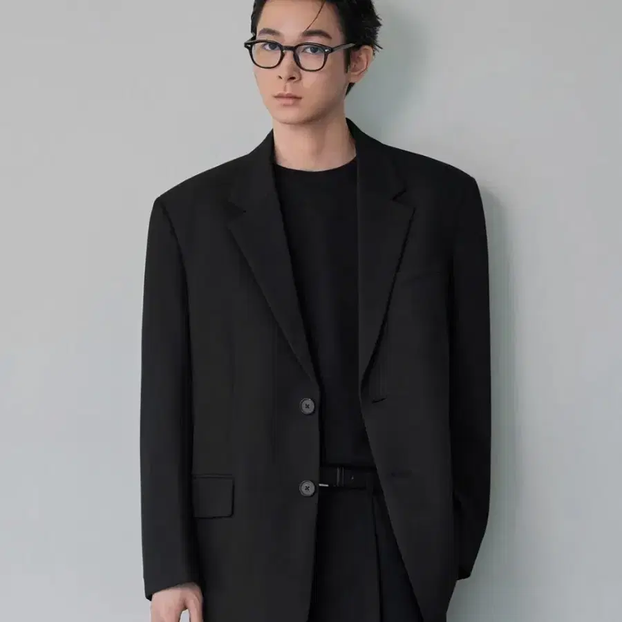 무신사스탠다드 대디 숄더 오버사이즈 블레이저