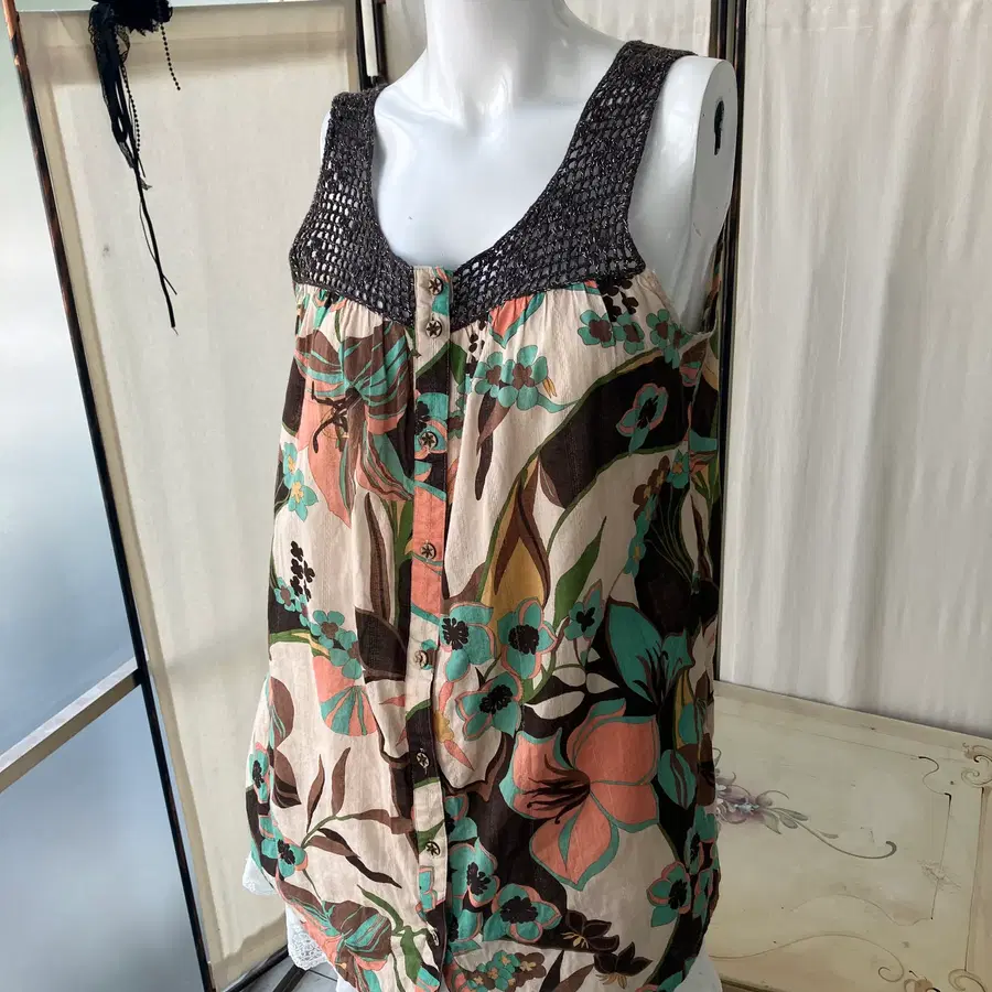 oriental button sleeveless