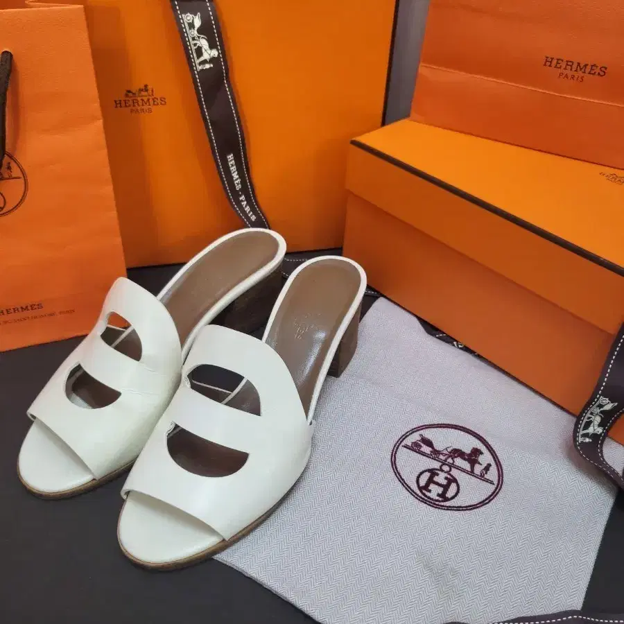 에르메스 HERMES 화이트 뮬 샌들
