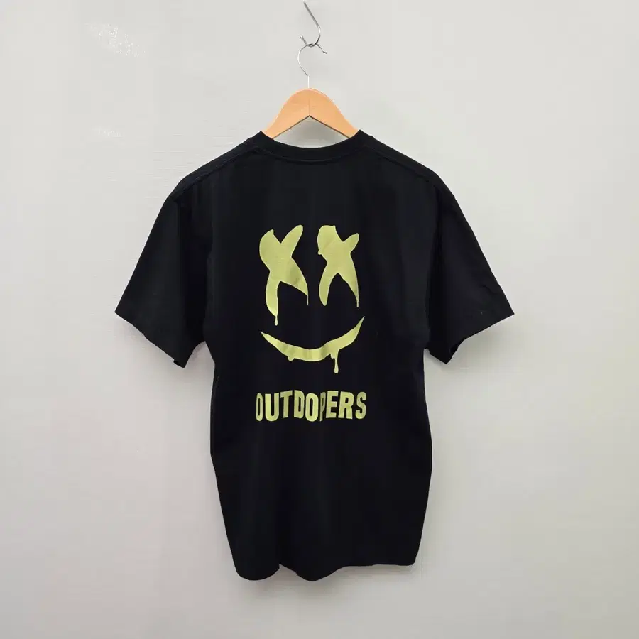[남녀공용] OUTDOPERS 백그래픽 스마일 반팔 티셔츠 (블랙)