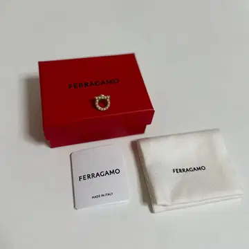 FERRAGAMO 펄 귀걸이 한쪽만