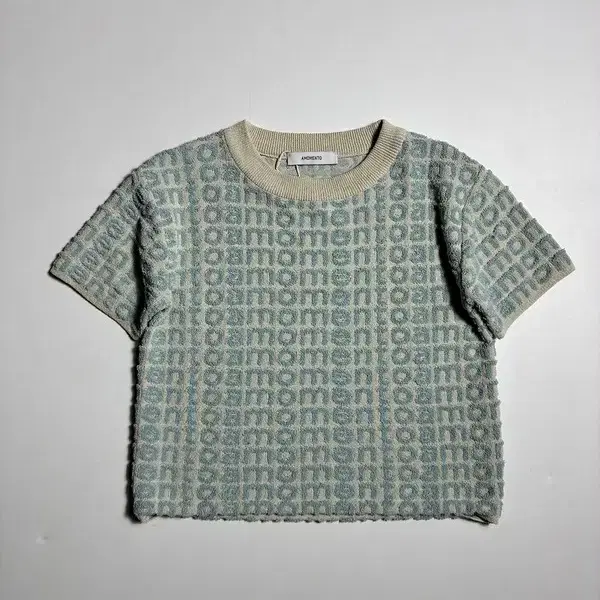 아모멘토 부클 로고 니트 반팔 티셔츠 R3525
