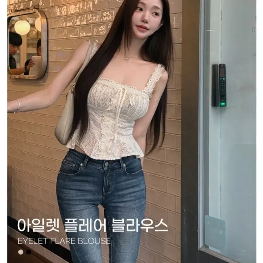 [블랙-F] 카인다미 아일렛 플레어 블라우스