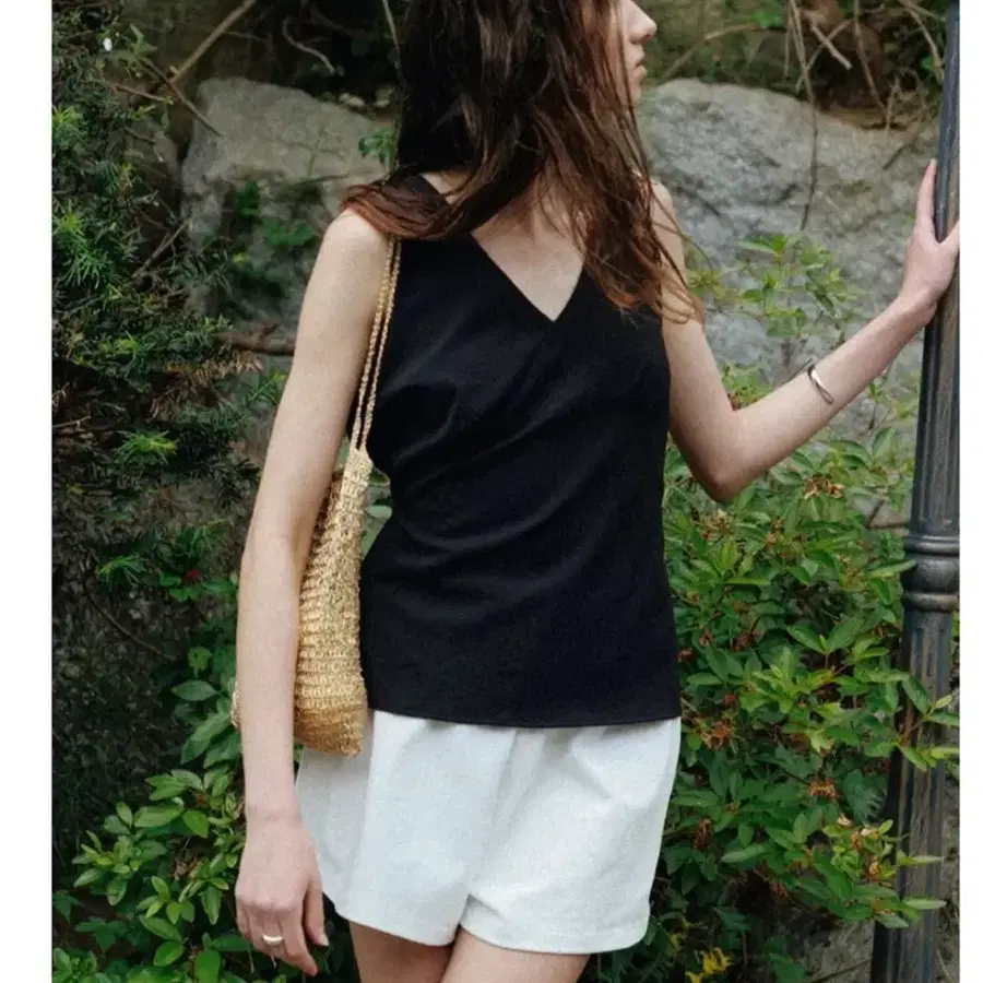더라이 V-neck Sleeveless blouse - 블랙