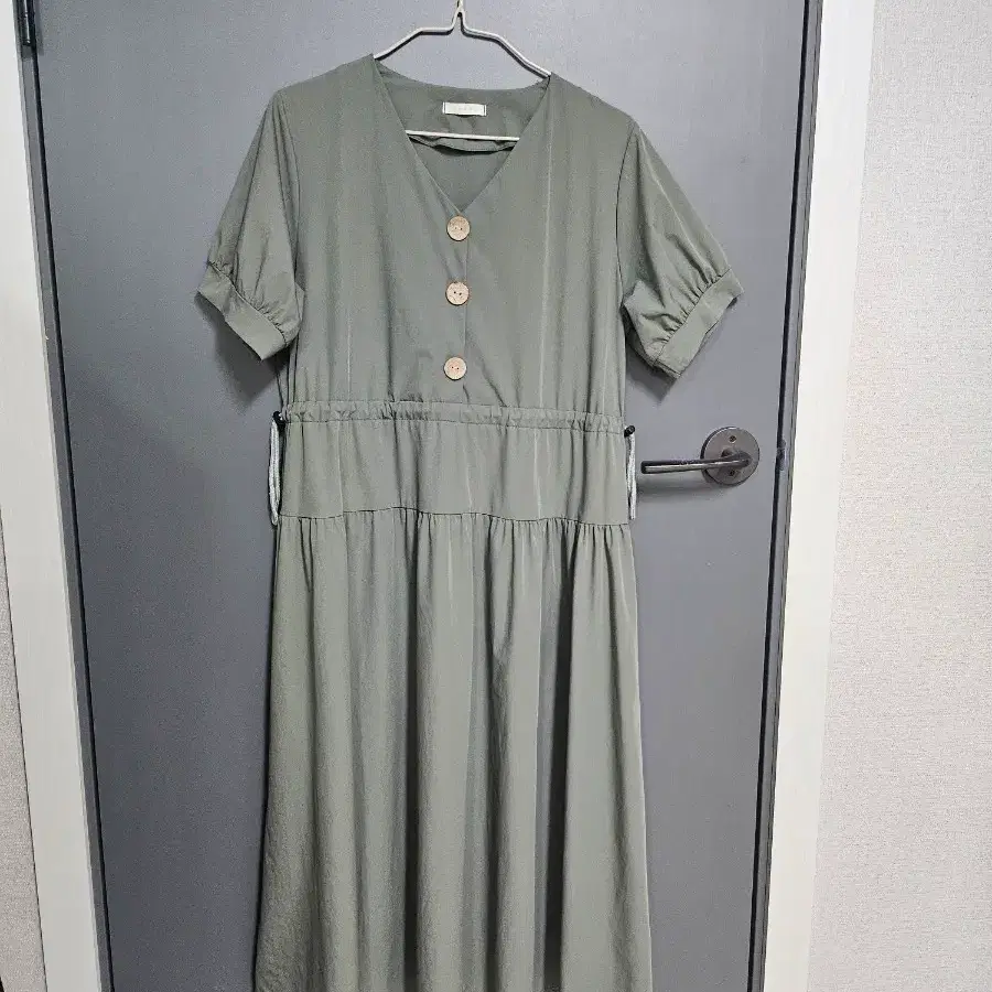 카키 반팔 브이넥 단추 원피스. 프리 총장113