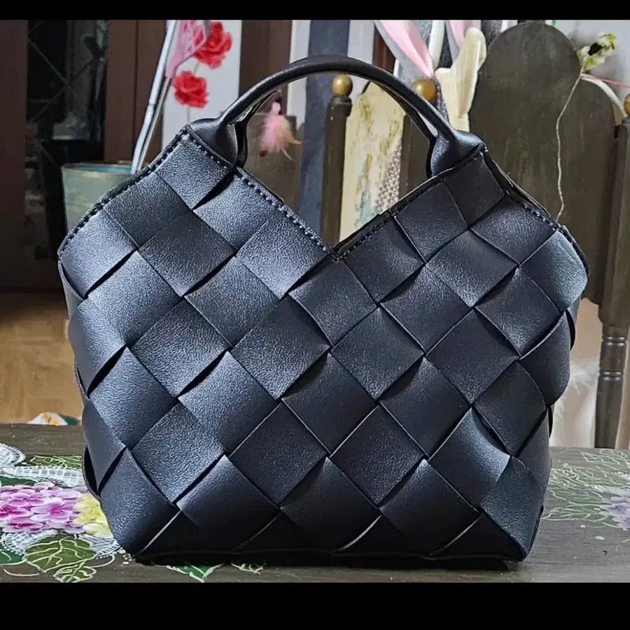 모던한 블랙 위빙 토트백