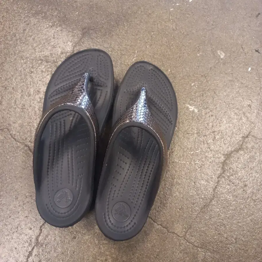 크록스 여성 쪼리 7