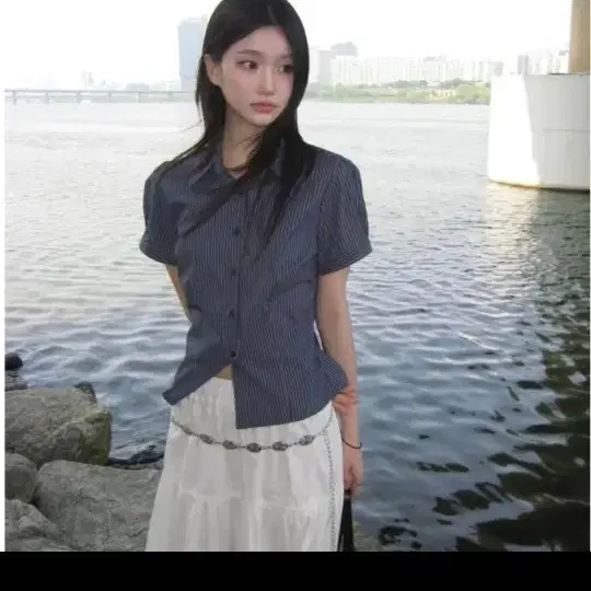 어깨 퍼프 스트라이프 반팔 셔츠