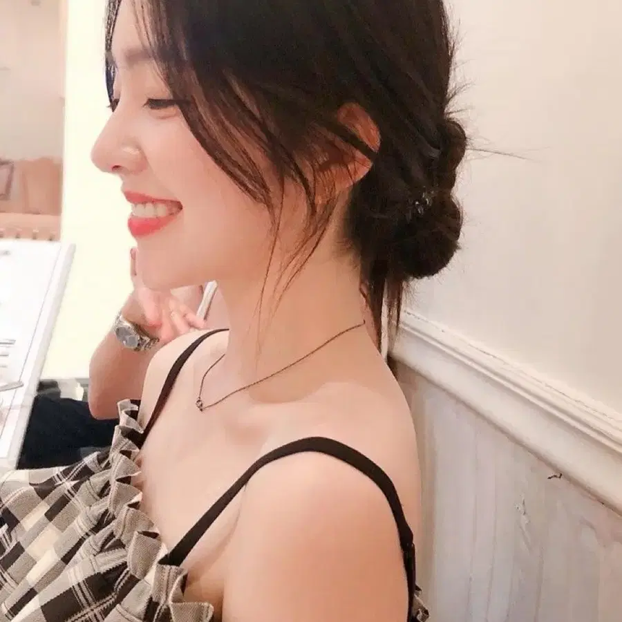 낫유어로즈 오프숄더 아이린 수지 착용