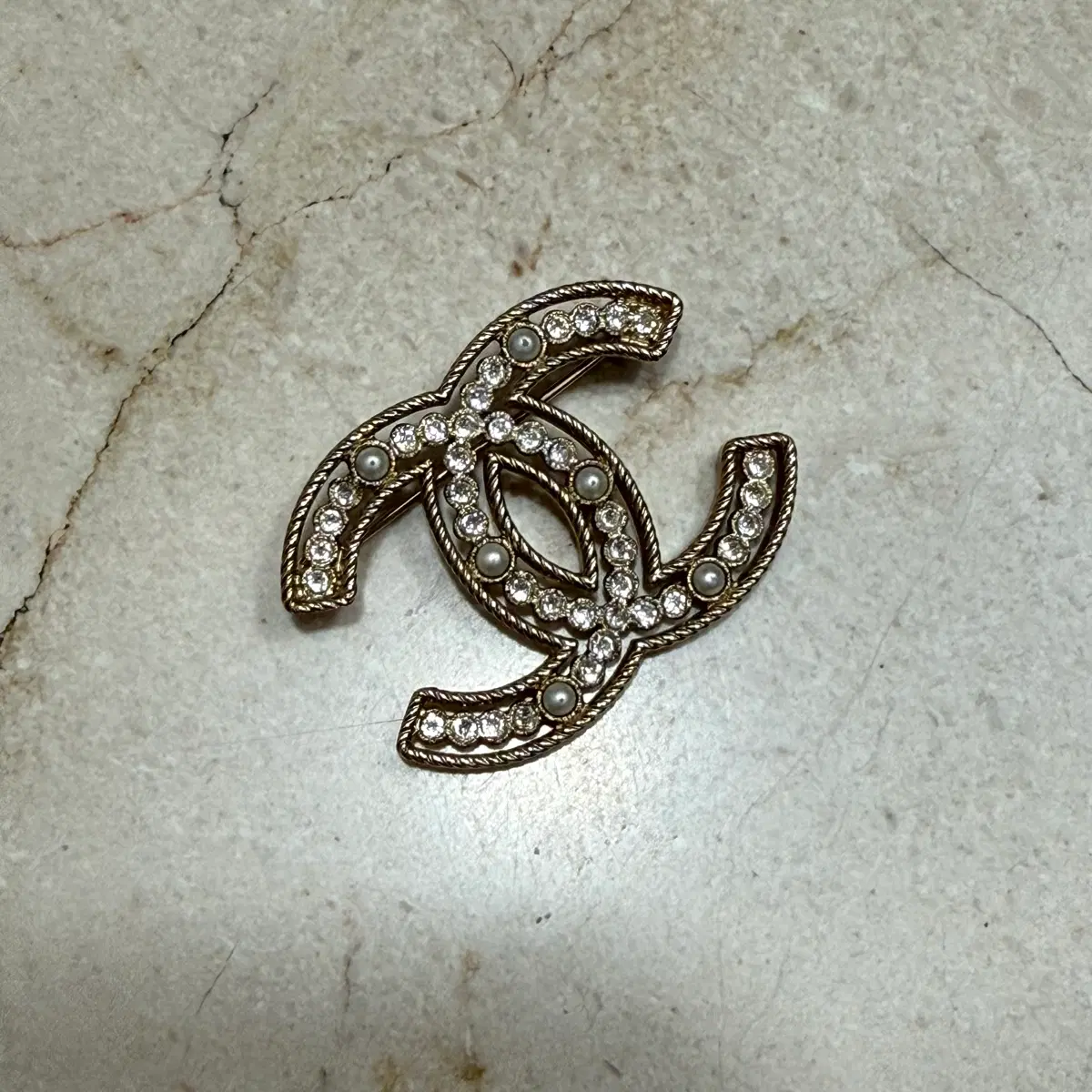 샤넬 CC 로고 진주 브로치